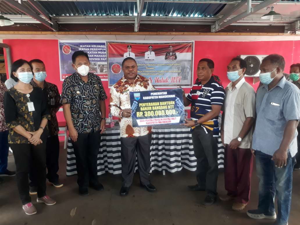 SALING BERBAGI: Pemkab Manokwari menyerahkan bantuan sebesar Rp 300 juta kepada para korban bencana alam NTT melalui Posko Penggalangan Bantuan Bencana Alam NTT di Jl Merdeka Manokwari (Depan POM), Jumat (23/4/21).