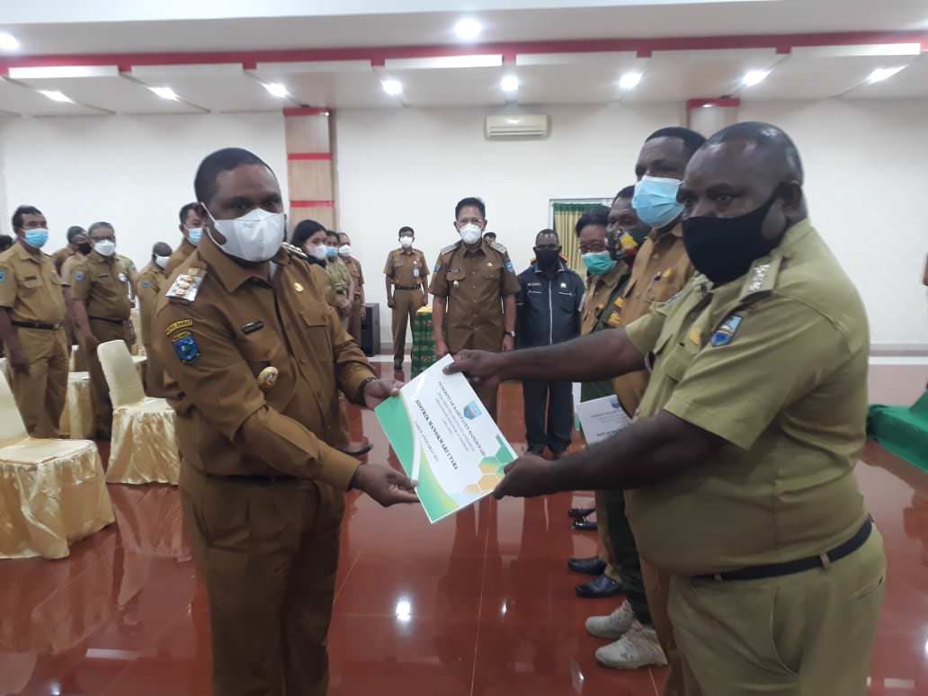 MULAI ACTION: Bupati Hermus Indou menyerahkan DPA kepada sejumlah pimpinan OPD yang disaksikan Wabup Edi Budoyo, Ketua DPRD Manokwari Y Dowansiba dan forum koordinasi pimpinan daerah Kabupaten Manokwari di Ruang Sasana Karya Kantor Bupati Manokwari, Senin