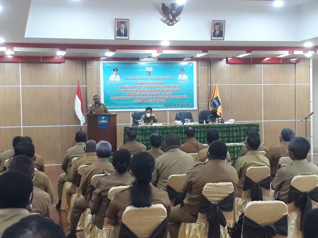 SATUKAN TEKAD: Bupati Hermus Indou memberi arahan kepada para pimpinan OPD di lingkup Pemkab Manokwari saat penyerahan DPA di Aula Sasana Karya Kantor Bupati Manokwari, Senin (26/4/21). (Axel Refo/Radar Papua)