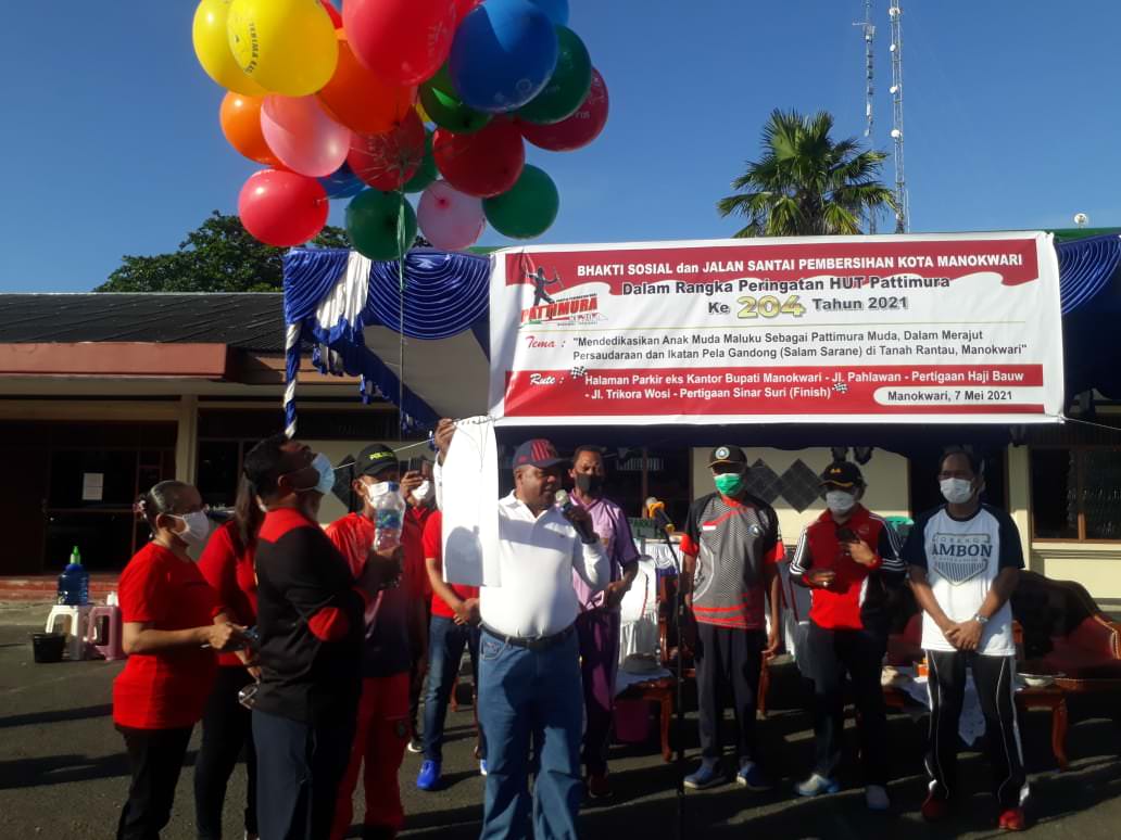 SOLID: Bupati Manokwari Hermus Indou mencanangkan perayaan HUT Pattimura ke-204 yang ditandai dengan memukul tifa dan melepas balon gas ke udara di ex kantor bupati Manokwari, Jumat (7/5/21).
