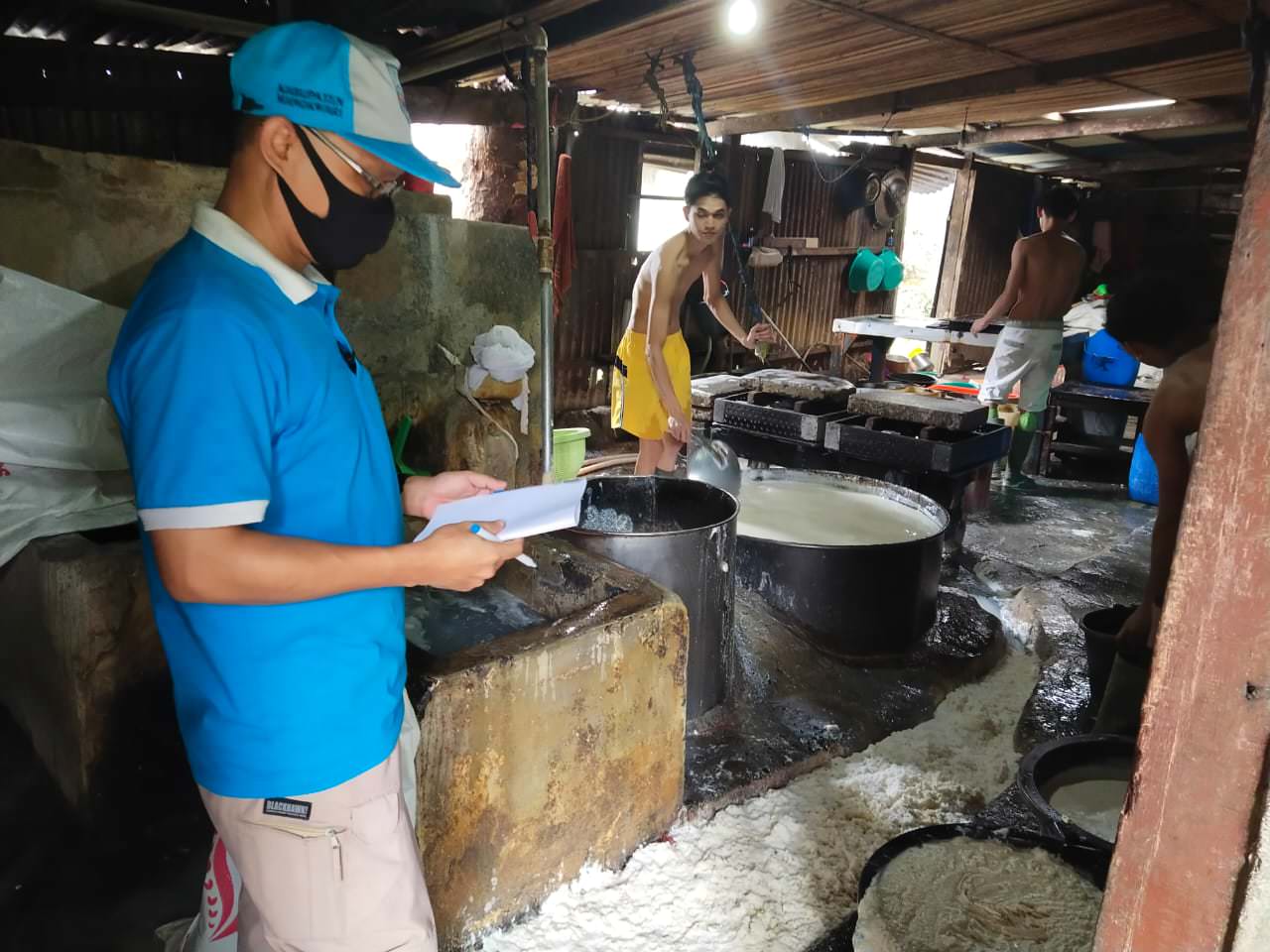 KONTROL: Dinas Lingkungan Hidup dan Pertanahan Kabupaten Manokwari melakukan peninjauan dan pengecekan lokasi usaha Tahu di sejumlah titik di Manokwari, Jumat-Sabtu (7-8/5/21).