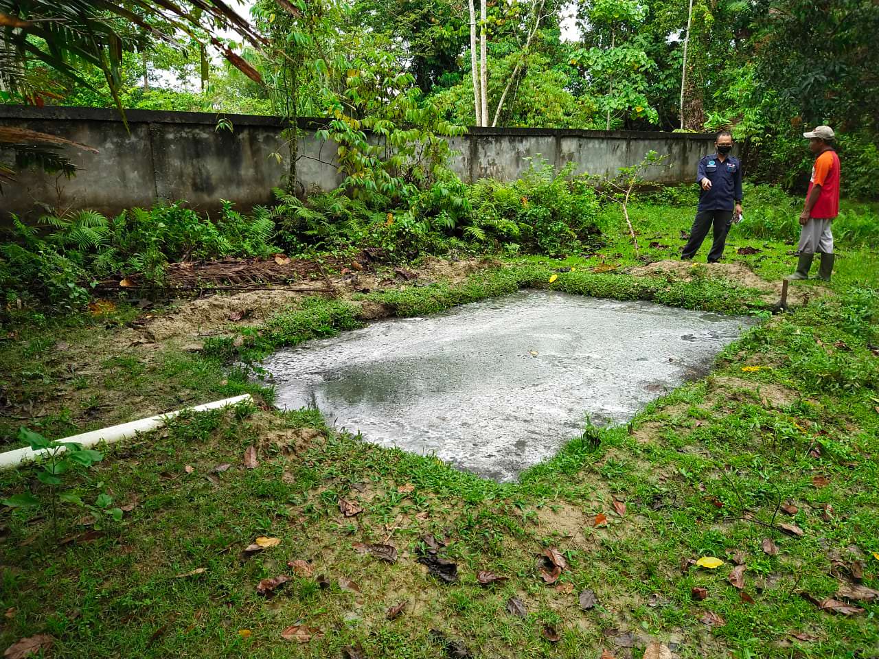 CARI SOLUSI: Dinas Lingkungan Hidup dan Pertanahan Kabupaten Manokwari melakukan pemantauan di sejumlah usaha tempe/tahu belum lama ini.