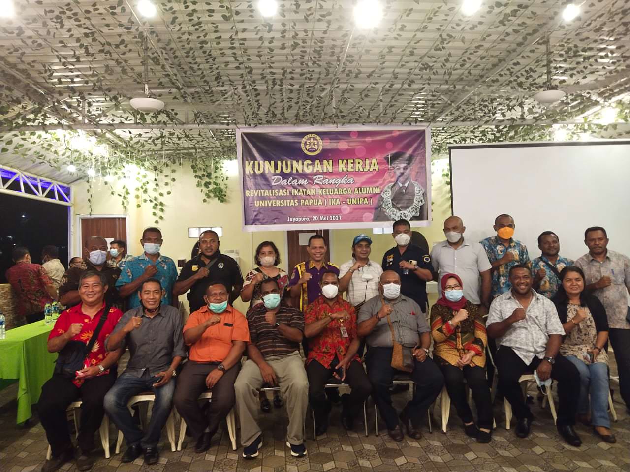 BANGUN KOMUNIKASI: Rektor Unipa Meky Sagrim (duduk tengah) dan jajarannya bertemu para alumni Unipa Provinsi Papua di Jayapura dan sekitarnya, Kamis (20/5/21).