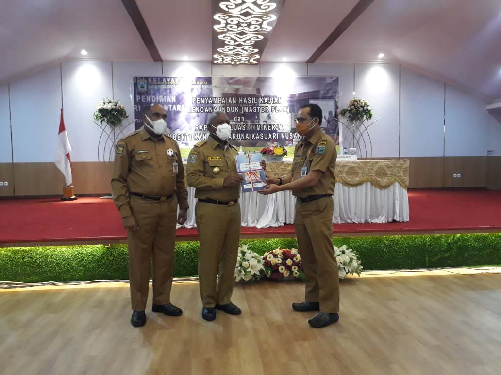 SOLID: Kepala Balitbangda Papua Barat Charlie Heatubun didampingi Asisten Bidang Administrasi Umum Setda Papua Barat, Raymond RH Yap menyerahkan master plan pendirian SMA Taruna Kasuari Nusantar kepada Gubernur Dominggus Mandacan, Selasa (25/5/21).