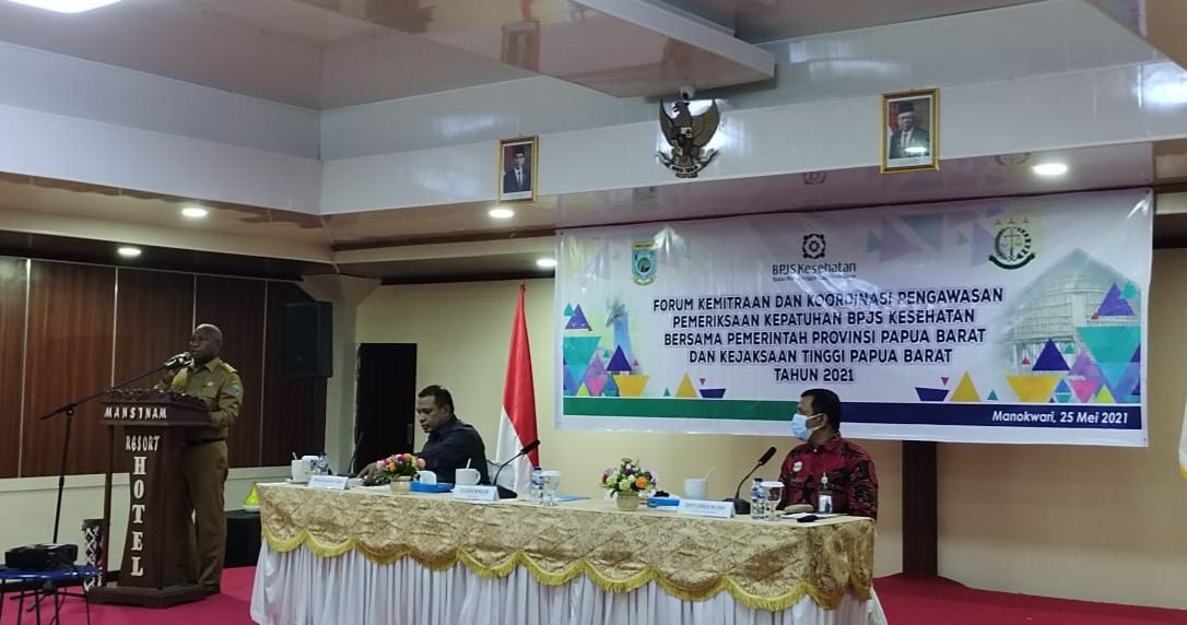 MANTAPKAN TEKAD: Gubernur Dominggus Mandacan membuka kegiatan Forum Kemitraan dan Koordinasi Pengawasan Pemeriksaan Kepatuhan BPJS Kesehatan dan Kejati Papua Barat di salah satu hotel di Manokwari, Selasa (25/5/21).