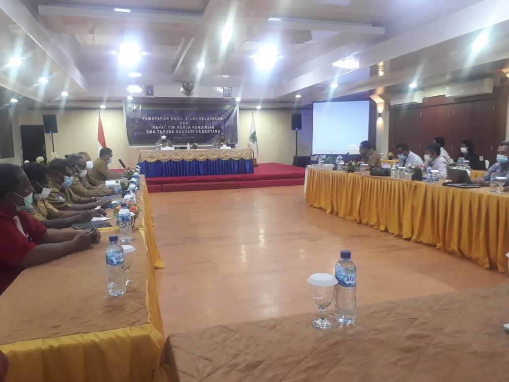 SATUKAN TEKAD: Gubernur Dominggus Mandacan, pimpinan OPD dan stakeholder serius dalam pembahasan dan pemaparan hasil studi kelayakan dan rapat tim kerja pendirian SMA Taruna Kasuari Nusantara di salah satu hotel di Manokwari, Senin (10/5/21).