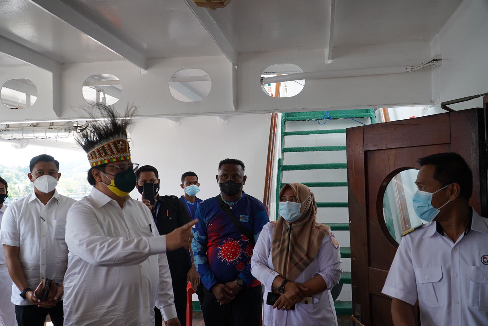 Menko Airlangga saat meninjau Isoter Terapung di Pelabuhan Sorong, Papua Barat.