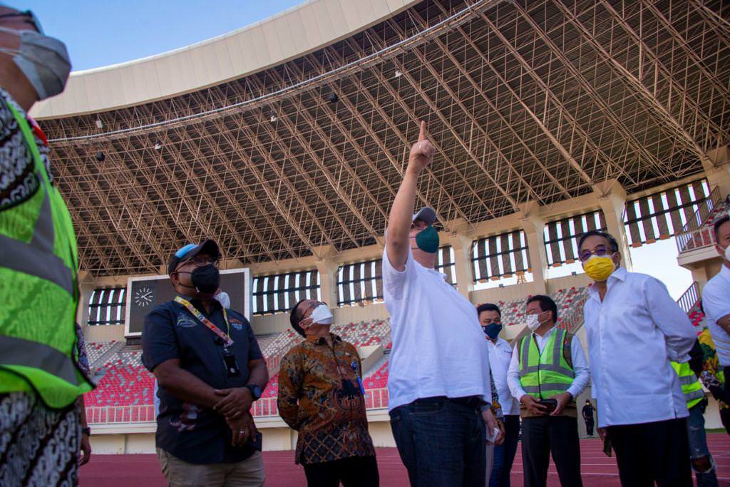Menko Airlangga saat meninjau Stadion Lukas Enembe yang terletak di Distrik Sentani Timur, Kabupaten Jayapura.