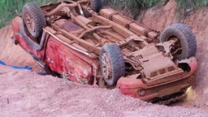 Mobil Tritton warna Merah yang ditumpangi rombongan Dinas Pendidikan dan Kebudayaan Kabupaten Merauke saat terbalik di sekitar Curuk, Jalan Trans Papua Merauke.(Dok Cepos)