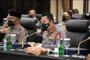 Pemerintah, TNI, Polri dan instansi terkait menggelar Rapat Koordinasi (Rakor) lintas sektoral untuk membahas soal antisipasi potensi lonjakan Covid-19 saat perayaan Natal 2021 dan Tahun Baru 2022 (Nataru) di Mabes Polri, Jakarta Selatan, Jumat (26/11/202
