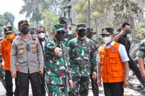 Kepala Staf TNI Angkatan Darat, Jenderal TNI Dudung Abdurachman bersama Bupati Lumajang Thoriqul Haq saat meninjau lokasi terdampak erupsi gunung semeru pada Senin, 13 Desember 2021/Kominfo Lumajang