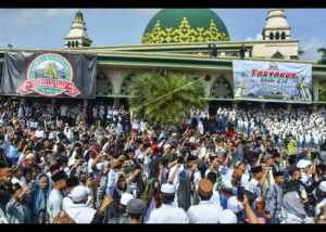 Sejumlah massa mengikuti Tasyakur Reuni 212 se-Priangan Timur di Halaman Mesjid Agung, Kabupaten Ciamis, Jawa Barat, Kamis (2/12/2021). Aksi tersebut menggelar doa bersama dan tabligh akbar. ANTARA FOTO/Adeng Bustomi/hp.