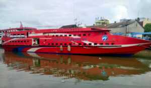 KM.Express Bahari 2E yang terparkir di Dermaga 7 Pelabuhan Manado. Tidak bisa berlayar karena kelangkaan BBM.