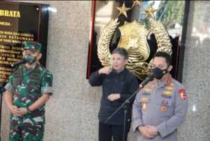 Kepala Staf Angkatan Darat (KSAD) Jenderal Dudung Abdurachman bertemu dengan Kapolri Jenderal Listyo Sigit Prabowo di Mabes Polri, Jakarta Selatan, Rabu (1/12/2021).