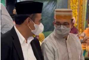 Gubernur DKI Jakarta, Anies Baswedan (kanan) dan mantan Menteri Pertanian, Andi Amran Sulaiman.