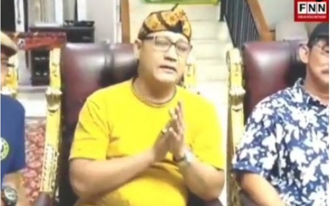 Edy Mulyadi didampingi oleh dua orang yang mengaku warga Kalimantan. (Fajar)