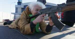 Seorang nenek di Ukraina belajar pegang senjata untuk melawan Rusia (Istimewa)