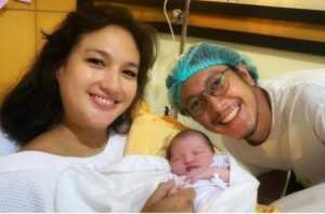 Nadine Chandrawinata melahirkan anak pertamanya yang berjenis kelamin perempuan (Instagram Dimas Anggara)