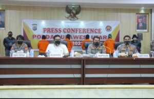 Dalam press conference, Kapolda Sulut Irjen Pol Mulyatno didampingi Kabid Humas Kombes Pol Jules Abraham Abast, Dirreskrimum Kombes Pol Gani Siahaan, serta Kabid Propam Kombes Pol Marlien Tawas