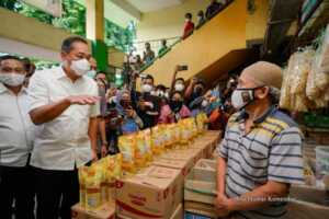 Menteri Perdagangan, Muhammad Lutfi bersama Direktur Jenderal Perdagangan Dalam Negeri, Oke Nurwan meninjau implementasi kebijakan harga eceran tertinggi (HET) minyak goreng di Pasar Kramat Jati, Jakarta (3 Feb).