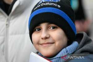 Hassan Alkhalaf, 11, melarikan diri dari Ukraina sendirian untuk menemui saudaranya yang belajar di Slovakia (Radovan Stoklasa/Reuters)