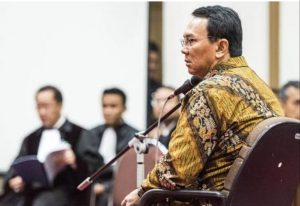Eks Gubernur DKI Jakarta Basuki Tjahaja Purnama alias Ahok menjalani sidang penodaan agama, 2017 lalu. (Foto Jawapos.Com)
