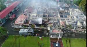 Gedung Kantor Mapolres Kota Kotamobagu, Sulawesi Utara, dilalap si jago merah, Kamis (3/2/2022). Api mulai membesar pukul 03.41 WITA.