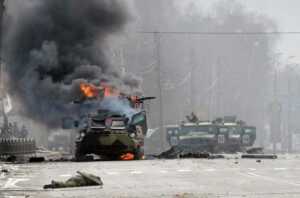 Kendaraan pengangkut personel militer Rusia terbakar saat terjadi pertempuran dengan pasukan Ukraina di Kharkiv (27/2). Pasukan Ukraina menguasai penuh Kharkiv. (AFP)