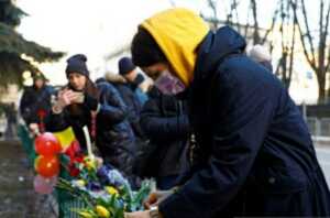 Seorang perempuan meletakkan bunga di luar Kedutaan Ukraina di Moskow, setelah Rusia melancarkan operasi militer besar-besaran di Ukraina (Reuters)