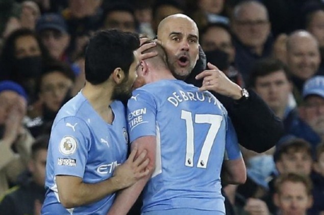 Manajer Manchester City Pep Guardiola bersama Ilkay Gundogan dan Kevin De Bruyne dalam derbi Manchester melawan Manchester United di Stadion Etihad, Manchester, Minggu (6/3). (Craig Brough/Reuters/Antara)