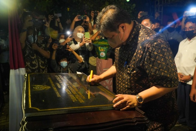 Menko Airlangga Hartarto meresmikan Sentra Wedangan Demang Toenthoer di Solo, Jawa Tengah, Kamis (24/3/2022)