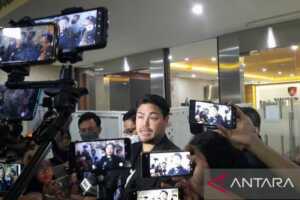 Ivan Gunawan memberikan keterangan kepada wartawan usai diperiksa sebagai saksi dalam perkara dugaan penipuan investasi melalui aplikasi robot trading DNA Pro, di Mabes Polri, Jakarta, Kamis (14/4/2022). (ANTARA/Laily Rahmawaty)