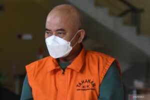 Tersangka Wali Kota Bekasi nonaktif Rahmat Effendi berjalan menuju mobil tahanan usai menjalani pemeriksaan di Gedung Merah Putih KPK, Jakarta, Jumat (11/3/2022). Rahmat Effendi menjalani pemeriksaan lanjutan atas kasus dugaan suap proyek pengadaan barang