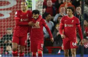 Selebrasi pemain Liverpool setelah Mohamed Salah mencetak gol kedua ke gawang Manchester United dalam pertandingan Liga Inggris. (Phil Noble/Reuters/Antara)