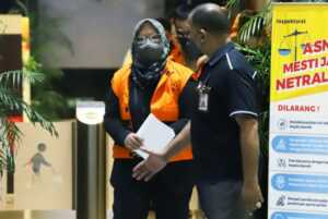 Bupati Bogor Ade Yasin saat memakai rompi tahanan KPK usai menjalani pemeriksaan di gedung KPK, Jakarta, Kamis dini hari (28/4). (Dery Ridwansah/ JawaPos.com)