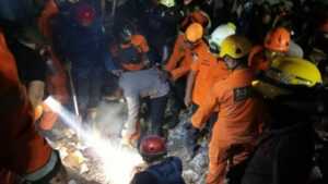 Bangunan Alfamart roboh di Jalan A Yani Km 12, Gambut, Kabupaten Banjar, Kalimantan Selatan, itu terjadi pada Senin sekitar pukul 17.05 Wita.