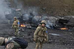 Tentara Ukraina mencari peluru yang tidak meledak setelah bertempur dengan kelompok penyerang Rusia di Kiev. (Sergei Supinsky/AFP)