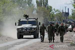 Anggota layanan pasukan pro Rusia berjalan di sepanjang jalan di kota pelabuhan selatan Mariupol, Ukraina, Selasa (17/5/2022). RUTERS/Alexander Ermochenko/aww/sad (REUTERS/ALEXANDER ERMOCHENKO)
