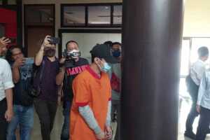 Selebram AS alias Ubey ditangkap polisi terkait kasus promosi konten judi daring di Palembang, Sumatera Selatan, Senin (9/6/2022). ANTARA/M Riezko B Elko