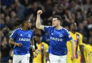 Bek tengah Everton Michael Keane merayakan gol yang dia cetak ke gawang Crystal Palace dalam lanjutan Premier League 2021-2022. (Oli Scarff/AFP )