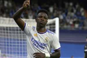 Pemain Real Madrid Vinicius Junior merayakan gol ketiganya yang juga gol keenam Real Madrid dalam laga LaLiga menghadapi Levante UD di Stadion Santiago Bernabeu, Madrid pada Kamis (12/5). (Javier Soriano/AFP/Antara)