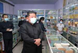 Pemimpin Korea Utara Kim Jong Un mengenakan masker di tengah wabah COVID-19 saat memeriksa apotek di Pyongyang, dalam foto tak bertanggal yang dirilis Kantor Berita Pusat Korea (KCNA) Korea Utara pada 15 Mei 2022. (ANTARA/KCNA via Reuters)
