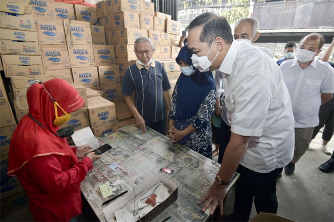 Menteri Perdagangan, Muhammad Lutfi didampingi Direktur Jenderal Perdagangan Dalam Negeri, Oke Nurwan meninjau pelaksanaan program MigorRakyat di Jakarta, Selasa (17 Mei).