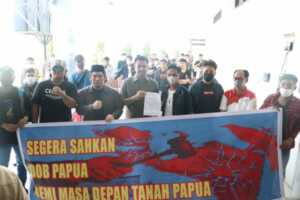 Dua wakil rakyat Sulut saat menerima aspirasi dari aliansi pemuda peduli NKRI, Jumat (10/6).