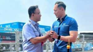 Ketua Umum Partai Demokrat Agus Harimurti Yudhoyono (AHY) tampak akrab dan bercanda dengan Gubernur DKI Jakarta Anies Baswedan
