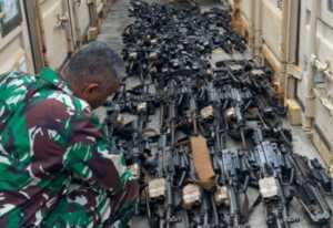 Penemuan 1 tricon container US Army berisi senjata yang tidak tercantum pada daftar izin impor sementara yang diajukan vendor PT JT Square di Pelabuhan Panjang oleh Bea dan Cukai Bandarlampung. (ANTARA/HO)