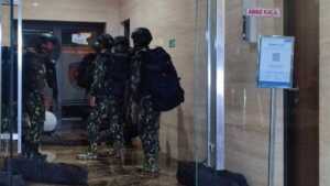 Sejumlah personel Brimob berseragam loreng lengkap menyambangi Gedung Bareskrim Polri pada Sabtu (6/8) siang tadi. Foto: Fransiskus Adryanto Pratama/JPNN.com
