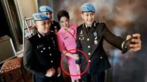 Foto Putri Candrawati gendeng tangan Brigadir Joshua itu beredar di grup-grup Whatsapp dan media sosial.