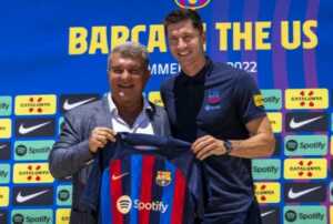 Robert Lewandowski dan Joan Laporta memegang jersey FC Barcelona dalam jumpa pers mengenalkan pemain baru FC Barcelona di Conrad Fort Lauderdale Beach di Fort Lauderdale, Florida, Rabu (20/7). (Eric Espada/Getty Images/AFP/Antara)