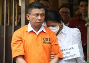 Ferdy Sambo dan Putri Candrawathi saat rekonstruksi kasus pembunuhan berencana terhadap Brigadir Yosua Hutabarat di Kompleks Polri, Duren Tiga, Jakarta, kemarin (30/8). (Dery Ridwansah/JawaPos.com)